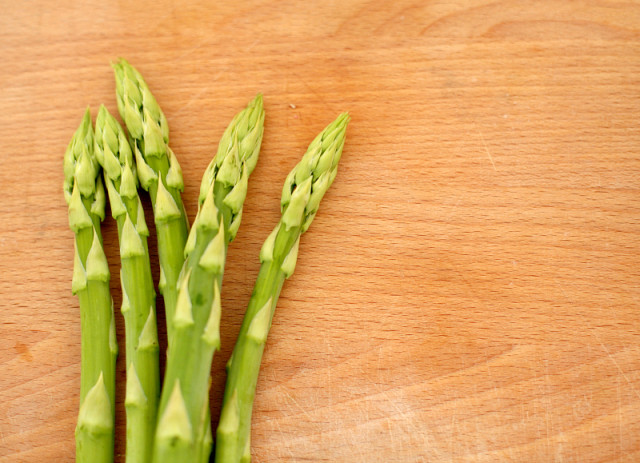 recipe: healthy spring salad with oranges & asparagus