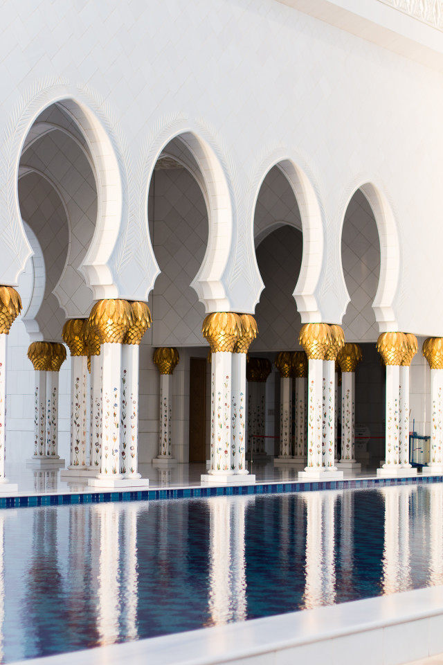 Grand Sheikh Zayed Mosque Abu Dhabi | Bikinis & Passports