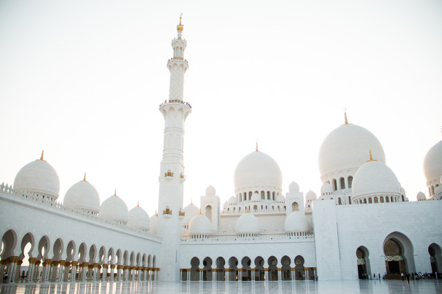 Grand Sheikh Zayed Mosque Abu Dhabi | Bikinis & Passports