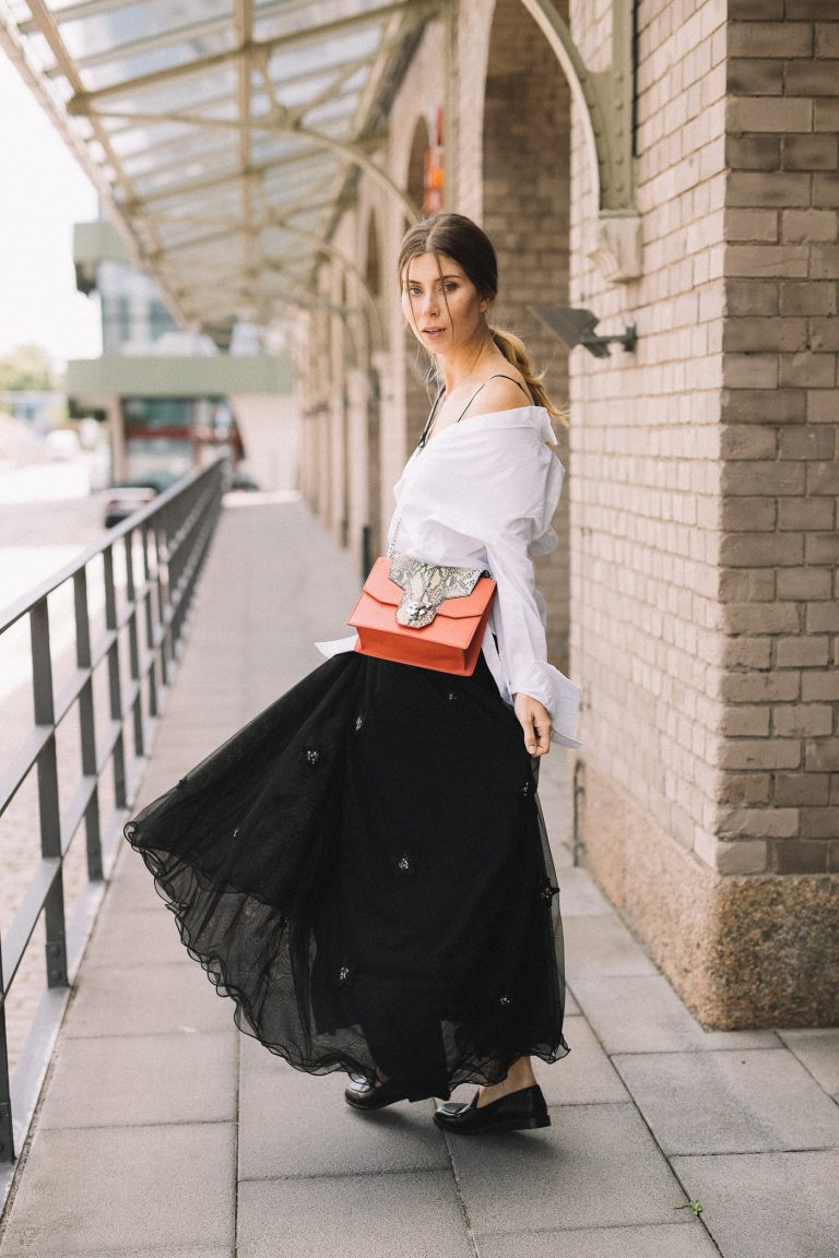 Marc Cain Streetstyle: Tulle skirt, oversize blouse & loafers.
