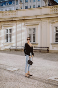 Outfit: Closed V-Neck Sweater, Alpaka Pullover | Bikinis & Passports