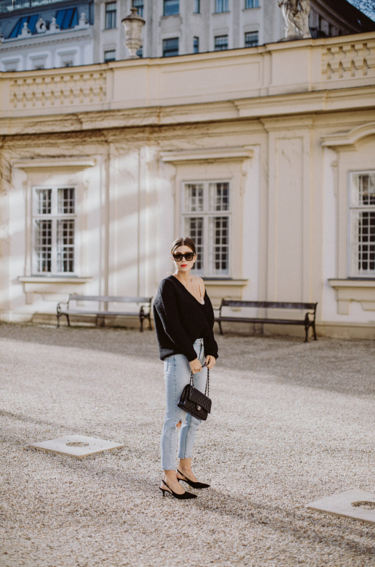 Outfit: Closed V-Neck Sweater, Alpaka Pullover | Bikinis & Passports