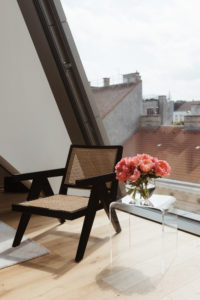 Vicky Heiler Apartment, Living Room: Wiener Geflecht - Bikinis & Passports